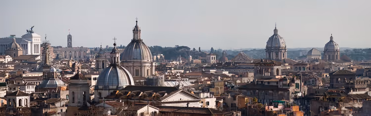 Panorama over Roma med kirkekupler og tak