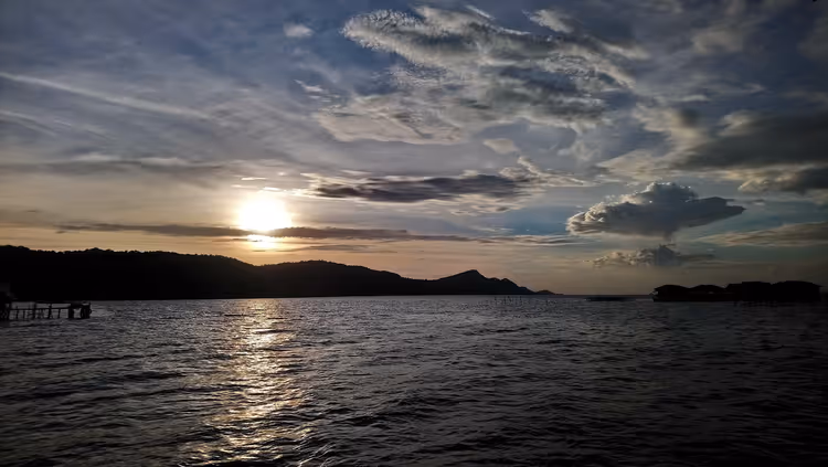 Denizin ve Phu Quoc adalarının üzerinde gün batımı