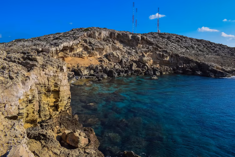 Rivage rocheux du cap Greco à Chypre