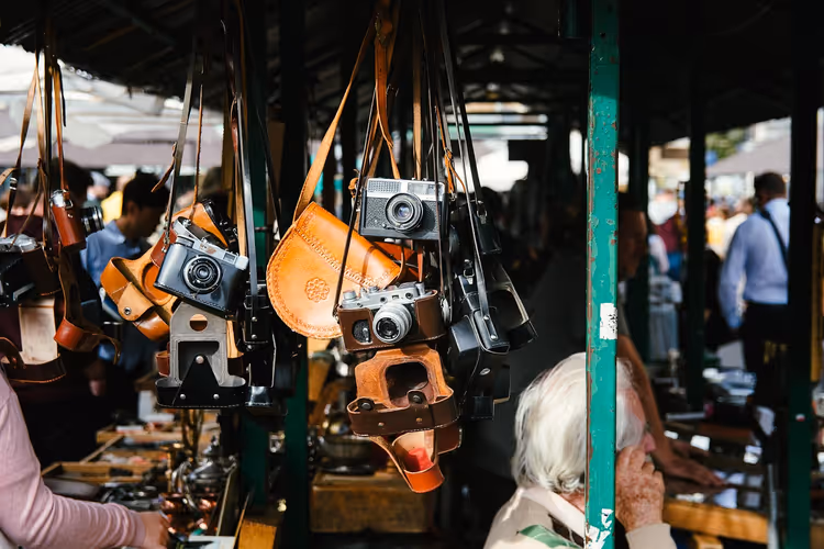 vintage camera's op een kraam van een vlooienmarkt