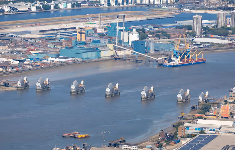 Nehrin karşısından yukarıdan Thames Bariyeri