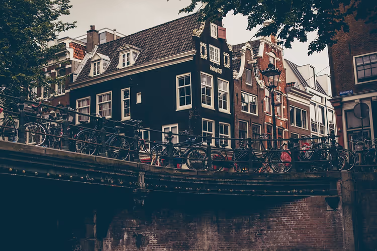 Ponte con biciclette su un canale ad Amsterdam