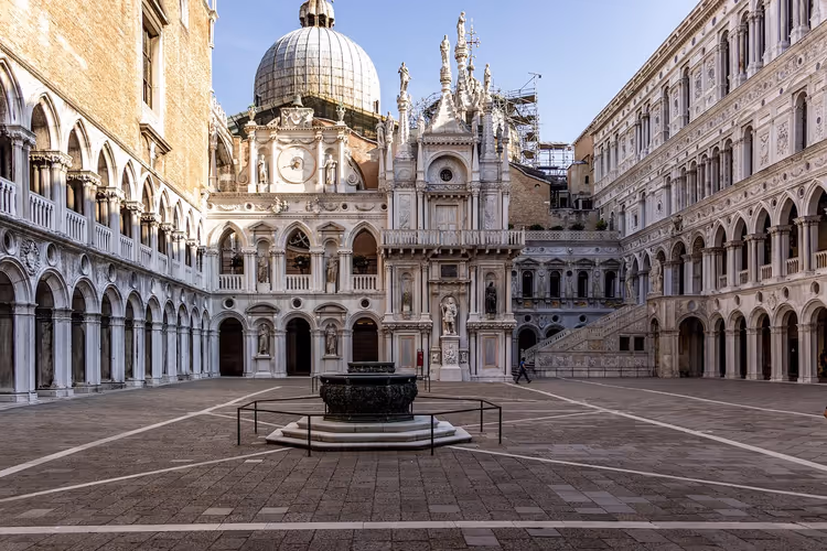 Innenhof des Dogenpalasts in Venedig