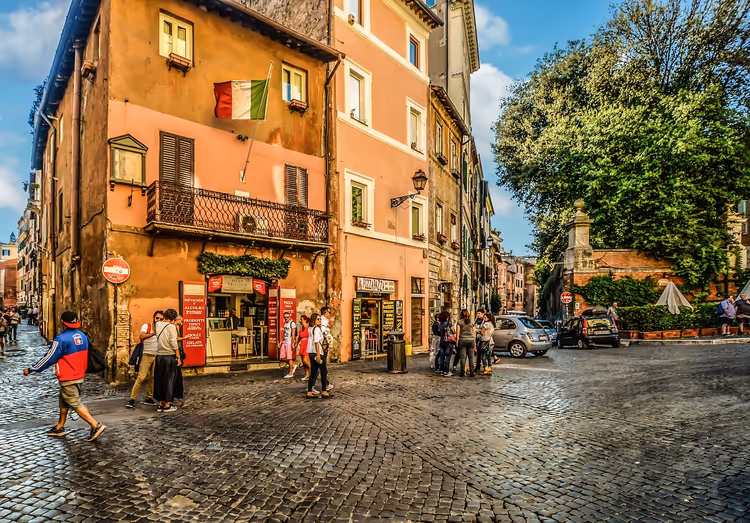Restaurant Da Vittorio an einer Ecke in Trastevere