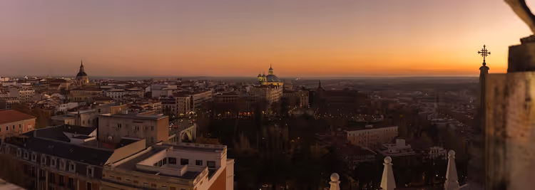 Kveldspanorama over Madrid med hustak og kupler