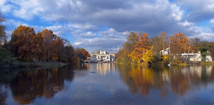 Paleis op het Eiland in het Łazienki Park in de herfst
