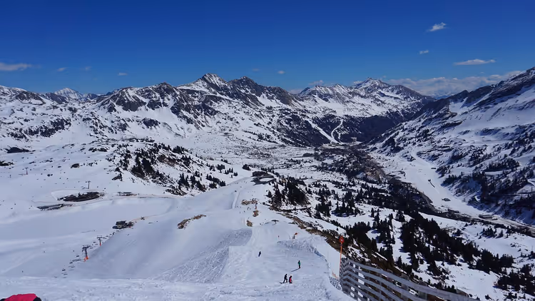 Skibakker og snødekte fjell på en solrik dag