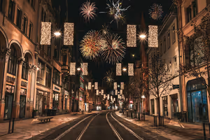 Feuerwerk über einer leeren europäischen Einkaufsstraße bei Nacht, Straßenbahnschienen und hängende festliche Lichtelemente
