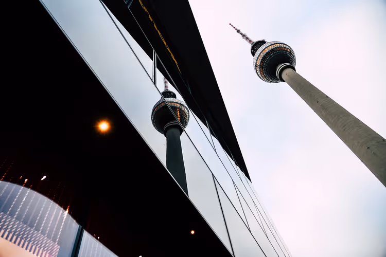 Berliner Fernsehturm en zijn weerspiegeling in een glazen gevel