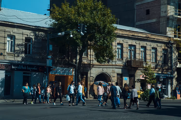 Slik reiser du billigere til Georgia: kontanter, nett og taxi