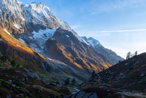 Sichere Herbstwanderung in den Alpen: Schnee, Eis und wann du umkehren solltest