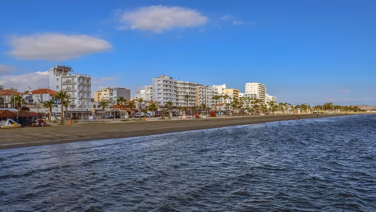 Promenade mit Hotels, Strand und Meer in Larnaca