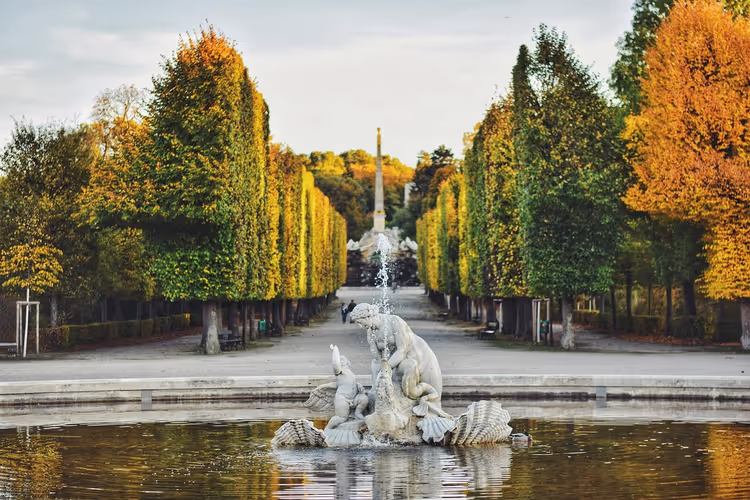 Høstpark i Wien med fontene og statue