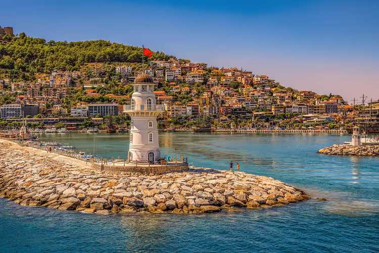Alanya'da nerede kalınır: kendine ait plajı olan deniz kenarında 15 dört yıldızlı otel