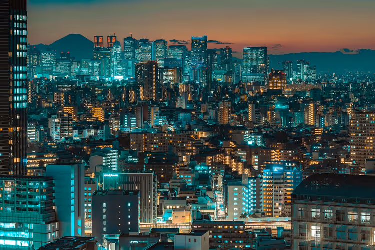 بانوراما ليلية لطوكيو مع ناطحات السحاب والأضواء