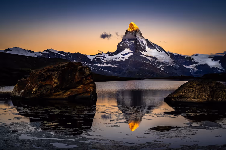 Sneeuwbedekte Matterhorn en zijn weerspiegeling in het meer