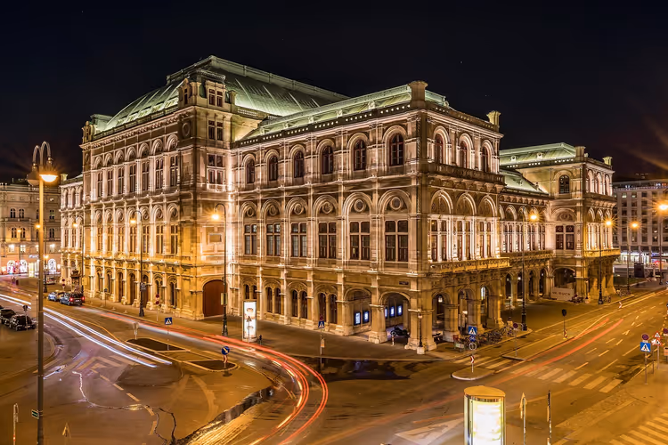 Wiener Staatsoper om natten med lys og lysspor fra biler