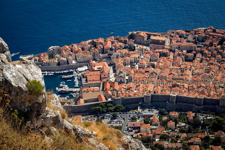 Panorama starego Dubrownika z murami obronnymi i morzem