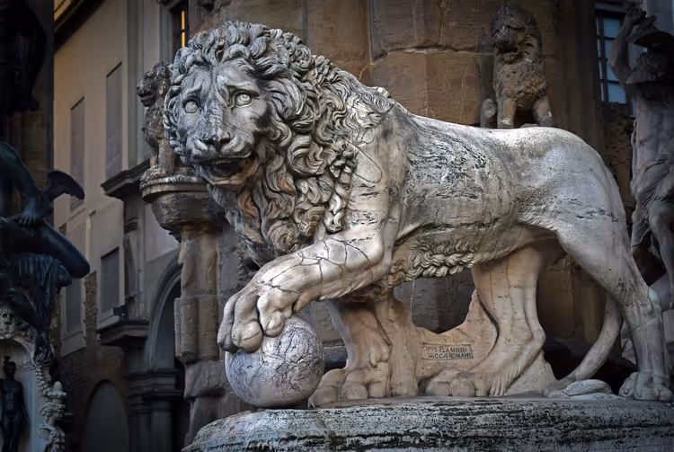 Marmorlöwe mit der Pfote auf einer Kugel in Florenz