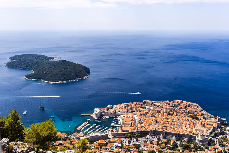 panorama over Dubrovnik med bymuren og øya Lokrum