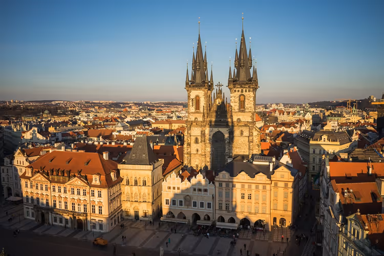 Panorama di Piazza della Città Vecchia con la Chiesa di Nostra Signora davanti a Týn a Praga