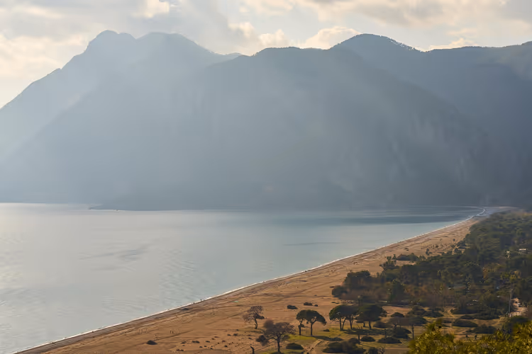 Cirali Beach aan de voet van het Taurusgebergte