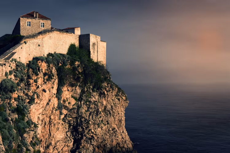 Stadtmauer von Dubrovnik an felsiger Uferpromenade