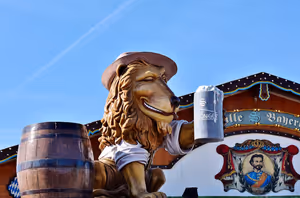Oktoberfest 2026 in München: Was das Bier kostet und wie du in ein Zelt kommst