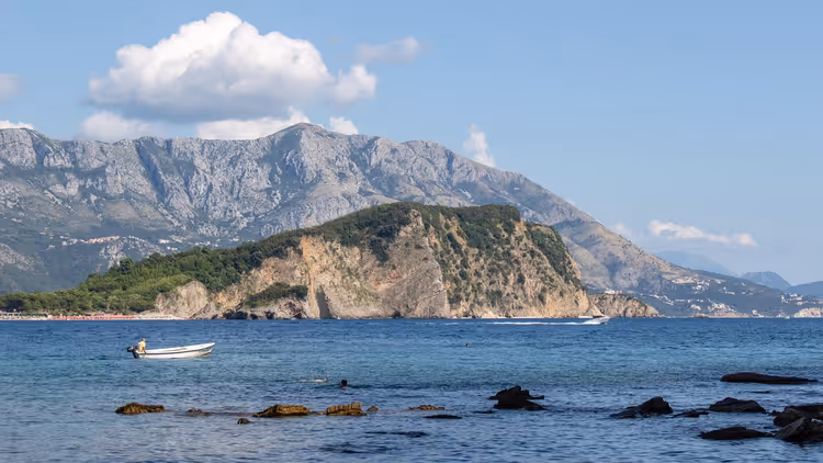 горы, море, остров и лодка у Будвы