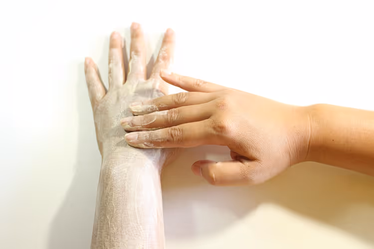 Wit natuurlijk bodyscrub aanbrengen op handen