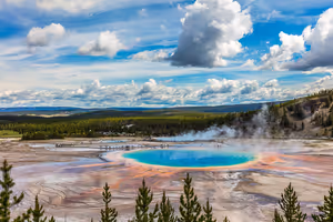 Yellowstone: hva du bør se og hvordan du kommer til geysirparken