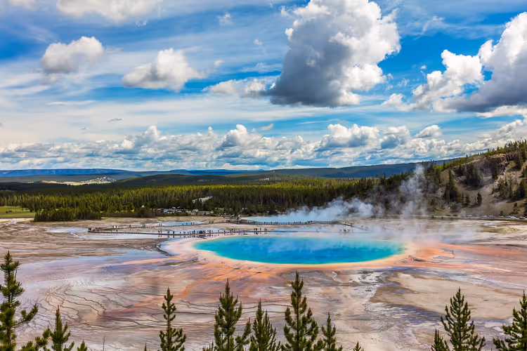 Yellowstone: hva du bør se og hvordan du kommer til geysirparken