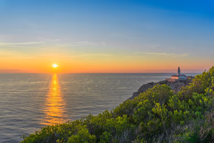 Phare sur la côte rocheuse de Majorque à l'aube