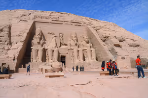 أبو سمبل: كيف تصل إلى معابد رمسيس الثاني الصخرية وماذا تشاهد في الداخل