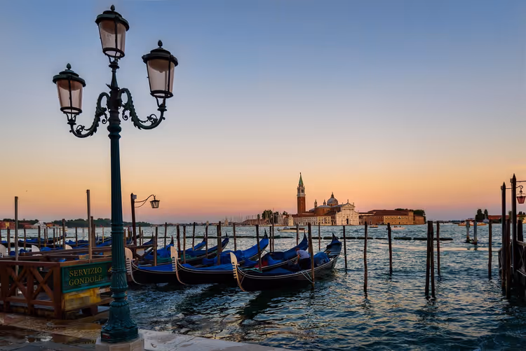 Zonsondergang op het eiland San Giorgio Maggiore met gondels