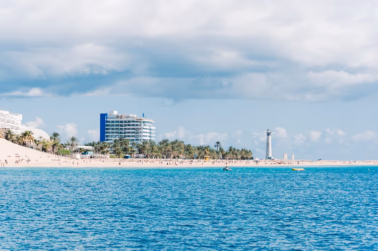 Iberostar Playa Gaviotas oteli ve deniz feneriyle Jandia plajı