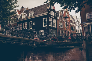 In welchem Amsterdamer Stadtteil übernachten: ein Guide zu Vierteln und Hotels