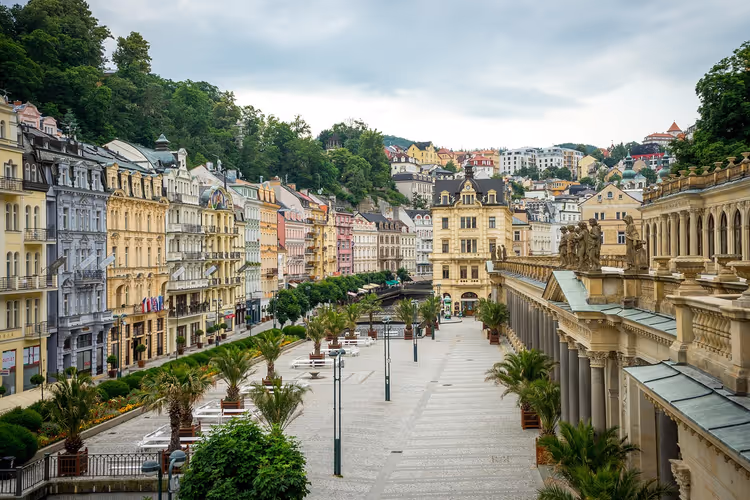 Karlovy Vary'deki kaplıca kolonadı ve gezinti yolu