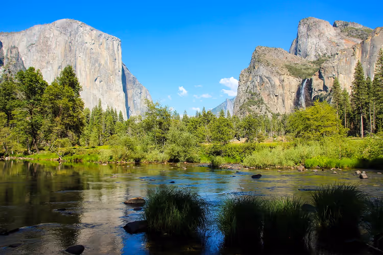 Kaliforniya'da Yosemite: giriş, şelaleler ve sekoya koruları 2026'da