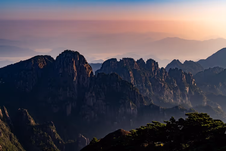 Sonnenaufgang über den Granitgipfeln des Huangshan in China