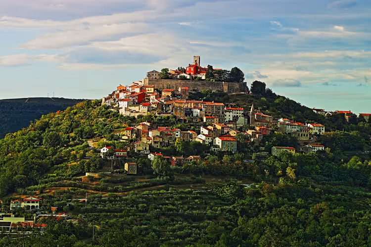 Motovun auf einem grünen Hügel, rote Dächer und Festung