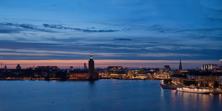 Kungsholmens Ufer in Stockholm in der Abenddämmerung mit dem Stadshus