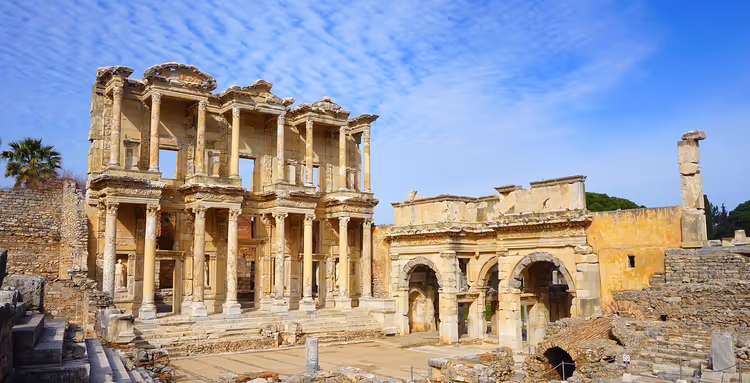 Ruinen der Celsus-Bibliothek in Ephesos, Türkei