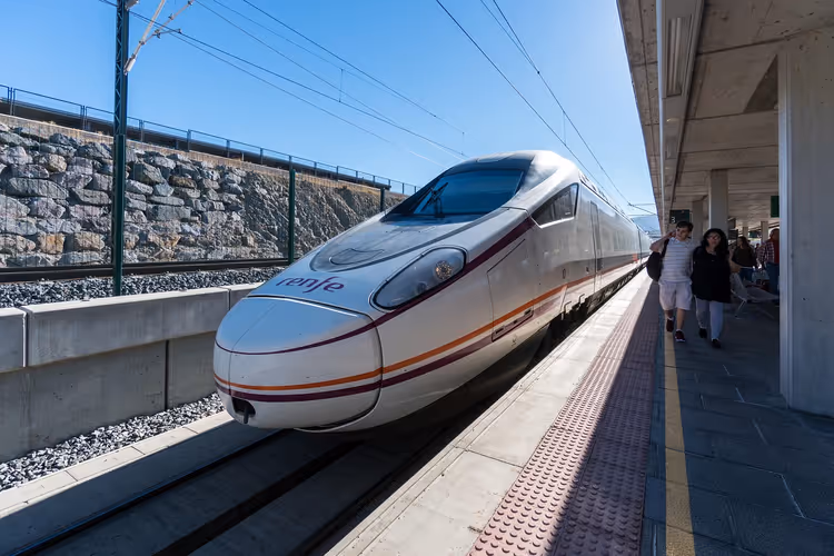 Spanje op het spoor: AVE-prijzen, Renfe-kortingen en erfgoedtreinen