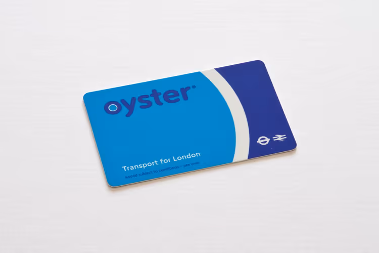 Masanın üzerinde mavi Transport for London Oyster kartı