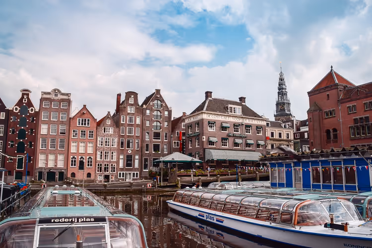 Amsterdamer Kanal im Herbstnebel