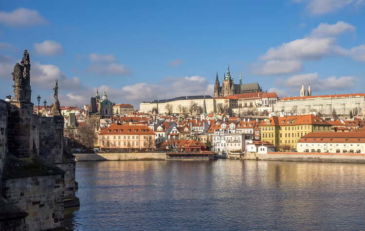 Panorama von Prag mit Karlsbrücke und Prager Burg