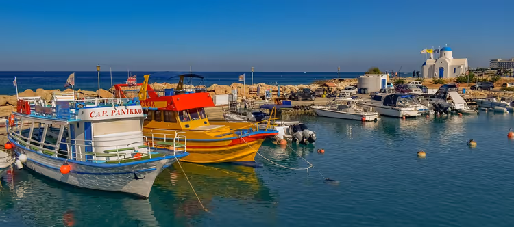 Haven met boten en een kerk op Cyprus