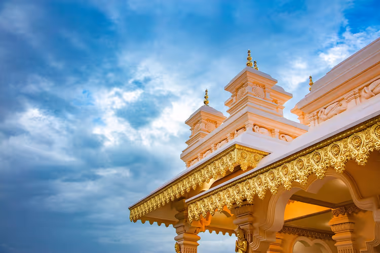 Weißer buddhistischer Tempel mit goldenen Schnitzereien