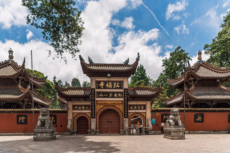 Tor eines chinesischen buddhistischen Tempels mit steinernen Löwen